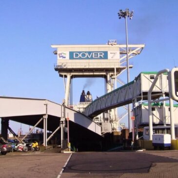 Dovers hamn sätter upp EES-kiosker för bussresenärer och surfplattor för bilar