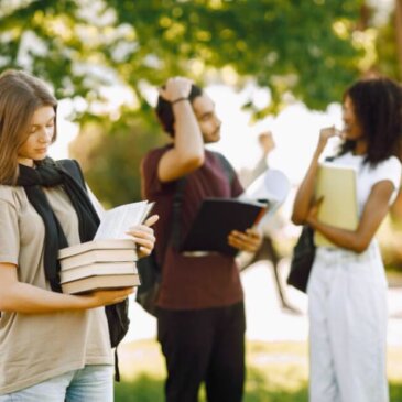 Brittiska universitet står inför ekonomiska påfrestningar när antalet utländska studentvisum är det lägsta på 20 år